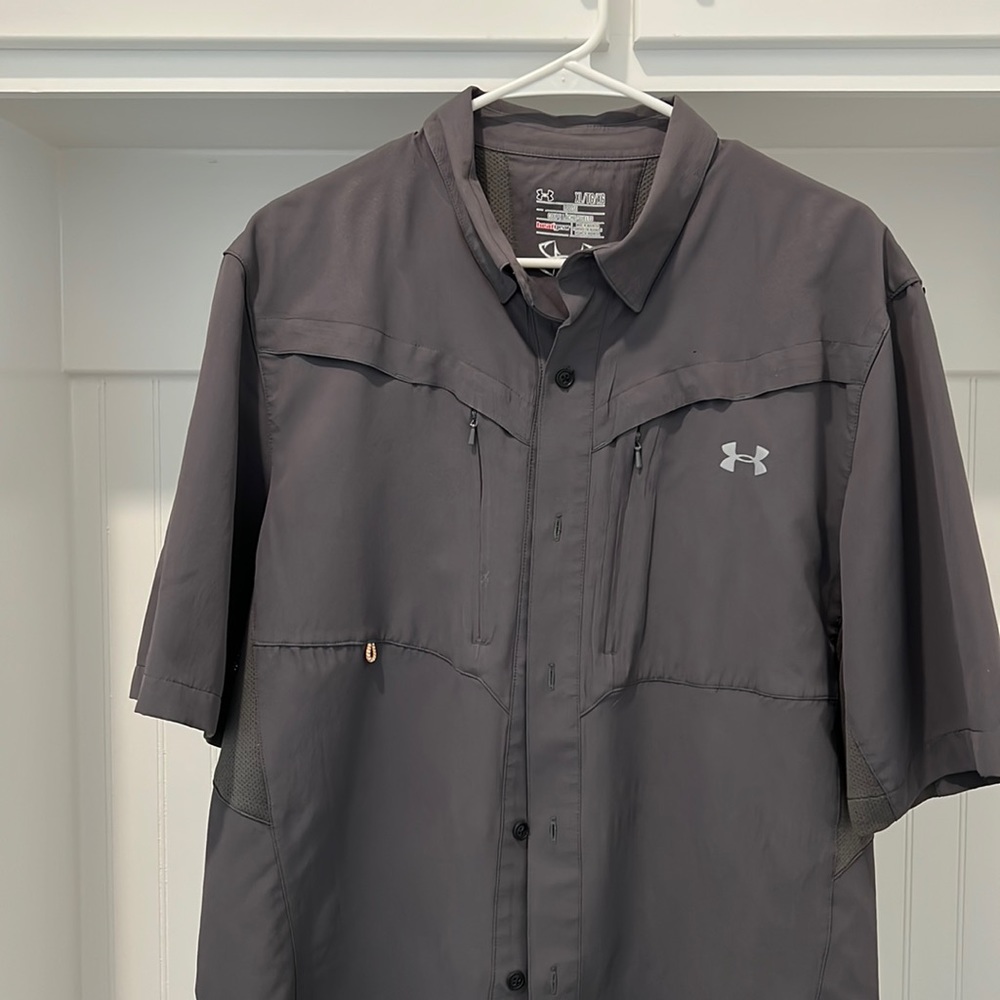 XL Heat Gear short sleeve . No stains .. smoke free.